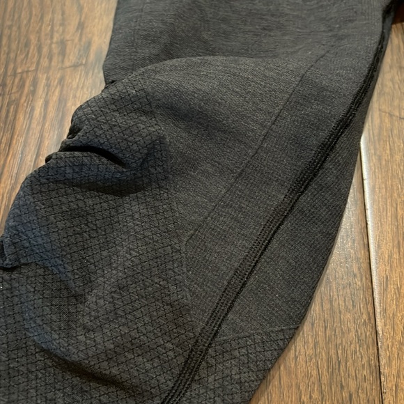 Lululemon black cinched capri leggings size 4 - Picture 3 of 3